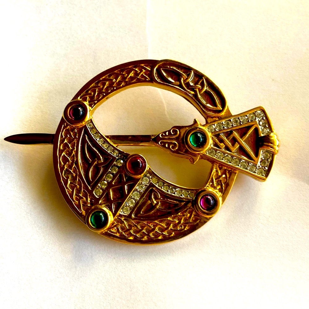 Tara Brooch - Celtic Knots - Embossed Glass Stones Gold pleated